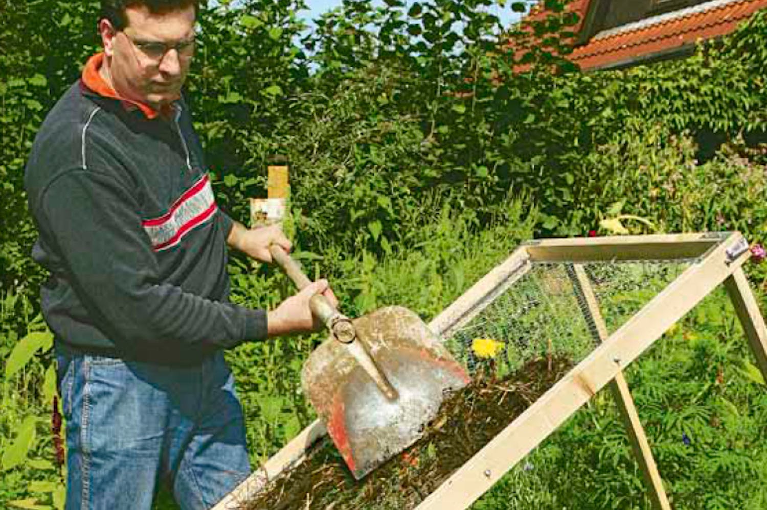En jordsi gør din kompost fin og nem at fordele En jord si gør din kompost fin og nem at fordele